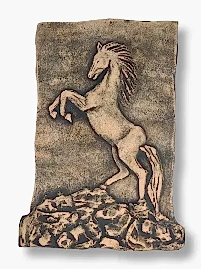 ŞAHLANMIŞ AT RÖLYEF PANO